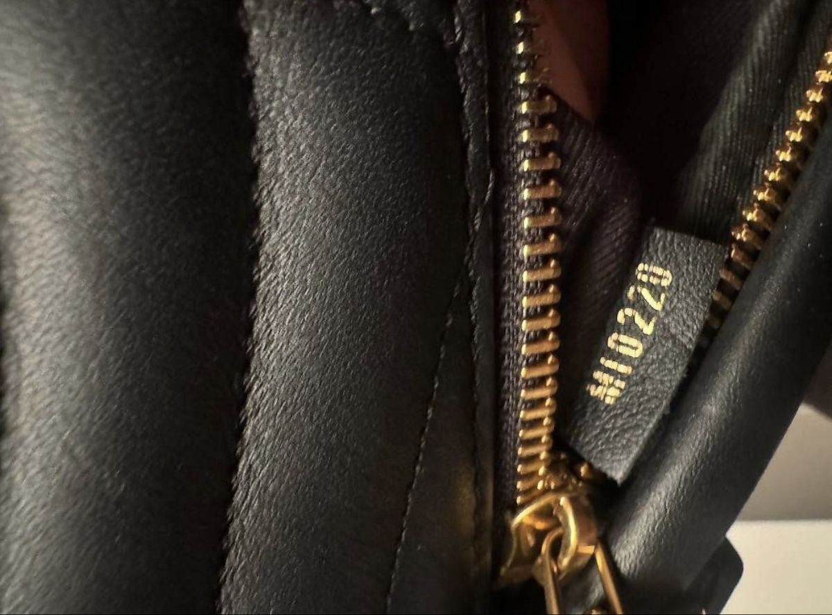 Louis Vuitton Taschen: Louis Vuitton Bumbag New Wave in schwarz – Gebraucht aus Männedorf von Jessiey 1