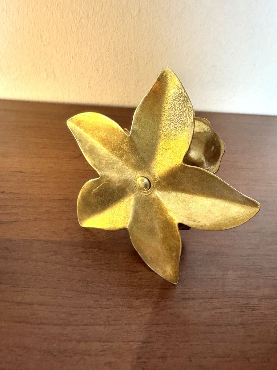 Portacandele: Vintage Lotus Kerzenhalter aus Messing – Usato da Balsthal venduto da Narulya 2