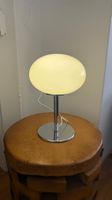 Design Tischlampe aus warmem Opalglas