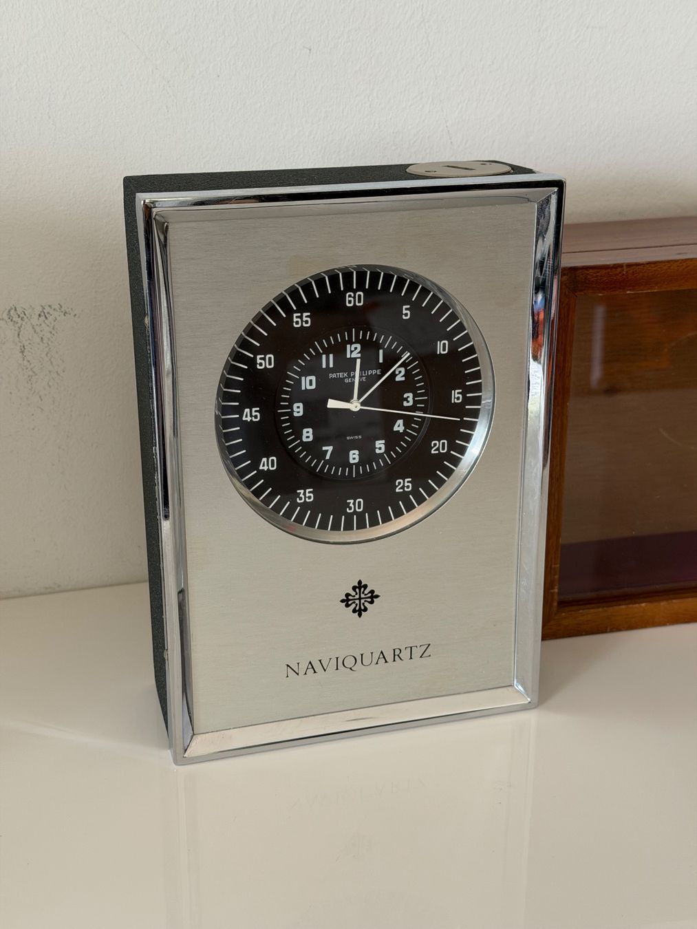 Patek Philippe Orologi da terra & Orologi da parete: Patek Philippe Naviquartz II Table Clock Black Dial – Usato da versoix venduto da Aess 1