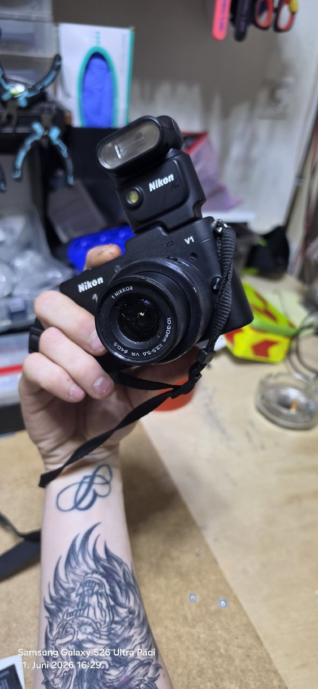 Nikon Fotocamera: Nikon V1 Systemkamera+10-33mm Objektiv+Blitz+Akku+Ladegerät – Nuovo (secondo la descrizione) da Ebikon venduto da ett_m78w 2
