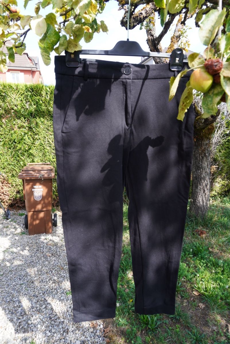 Esprit Pantaloni: Pantalon Esprit noir – Usato da Peseux venduto da fio_n9qk 2
