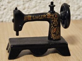 Miniaturfigur, Singer-Nähmaschine, Setzkasten, Puppenstube