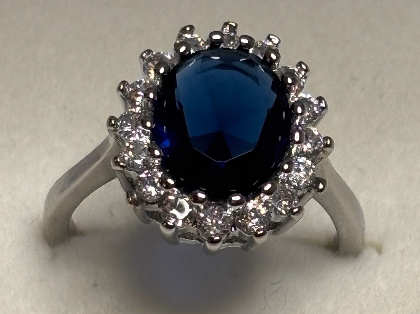 Anelli: Bague saphir et halo de brillants – Nuovo (secondo la descrizione) da Lausanne venduto da mel2dreams 1