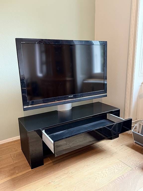 Appareils TV: Funktionsfähigen Fernseher mit Sideboard zu verschenken – D'occasion à Basel par Clari2404