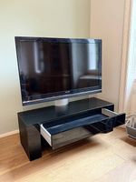 Funktionsfähigen Fernseher mit Sideboard zu verschenken