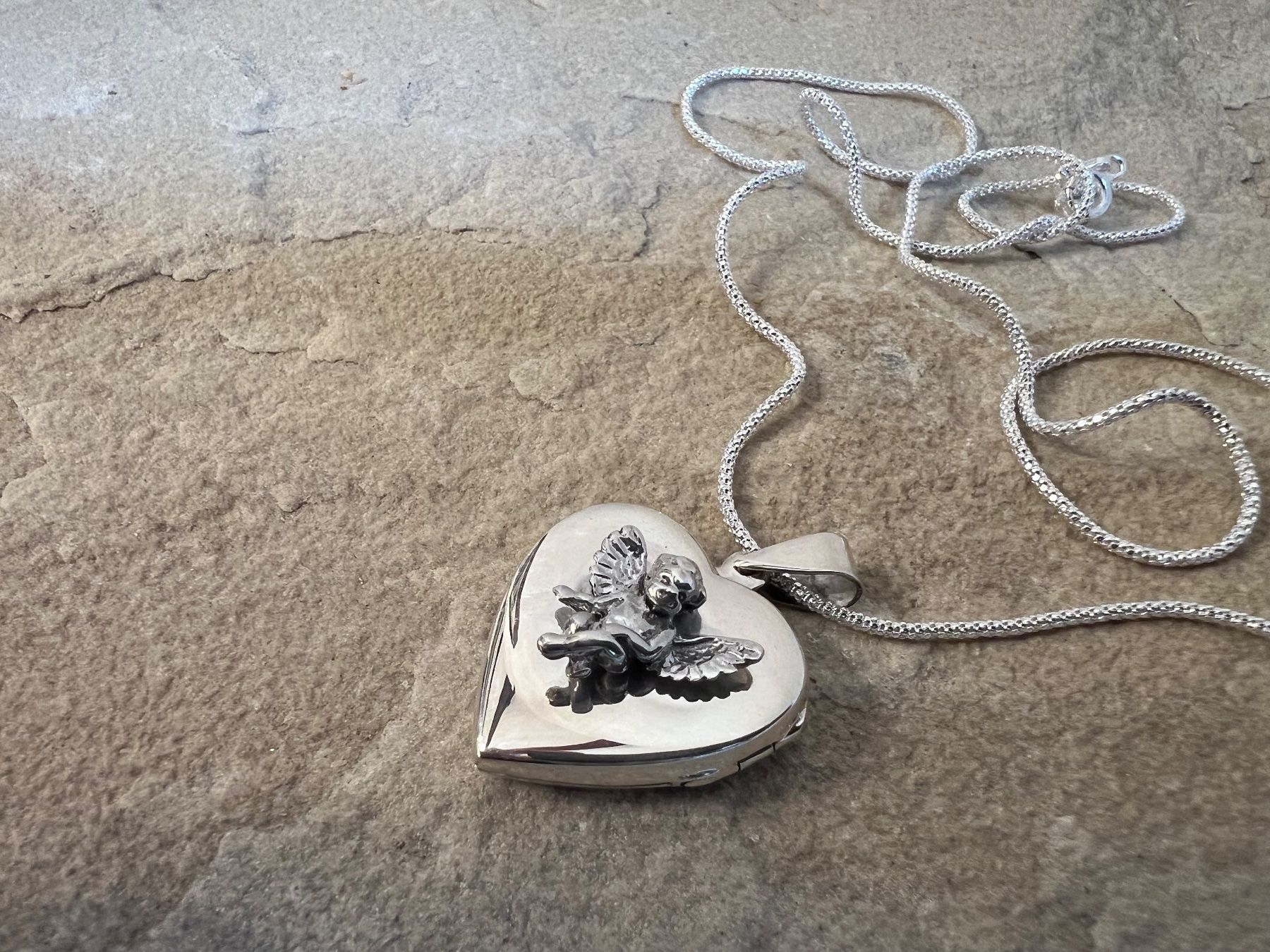 Ciondoli: Medaillon mit Engel Sterling Silver 925 Herz Amulett – Nuovo (secondo la descrizione) da Bern venduto da Jiffy