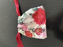 Stofftasche mit Rosenmuster und roten Bändern. NEU
