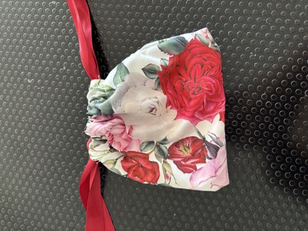 Stofftasche mit Rosenmuster und roten Bändern. NEU
