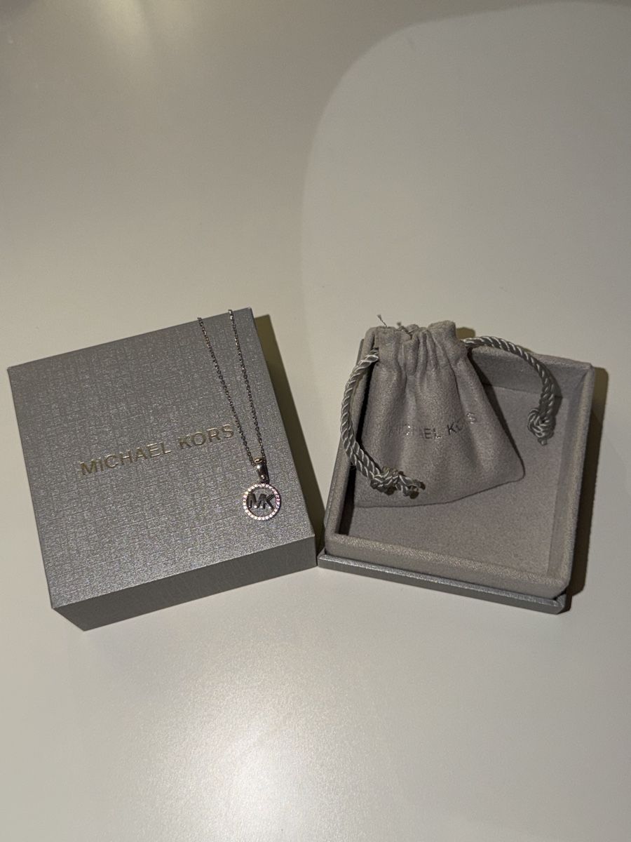 Michael Kors Catenine: Collier Michael Kors argenté – Nuovo (secondo la descrizione) da Gland venduto da sylvie028