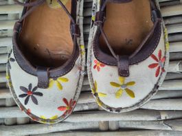 Cremeweisse Schuhe mit Blumenmuster von Art, Gr. 36
