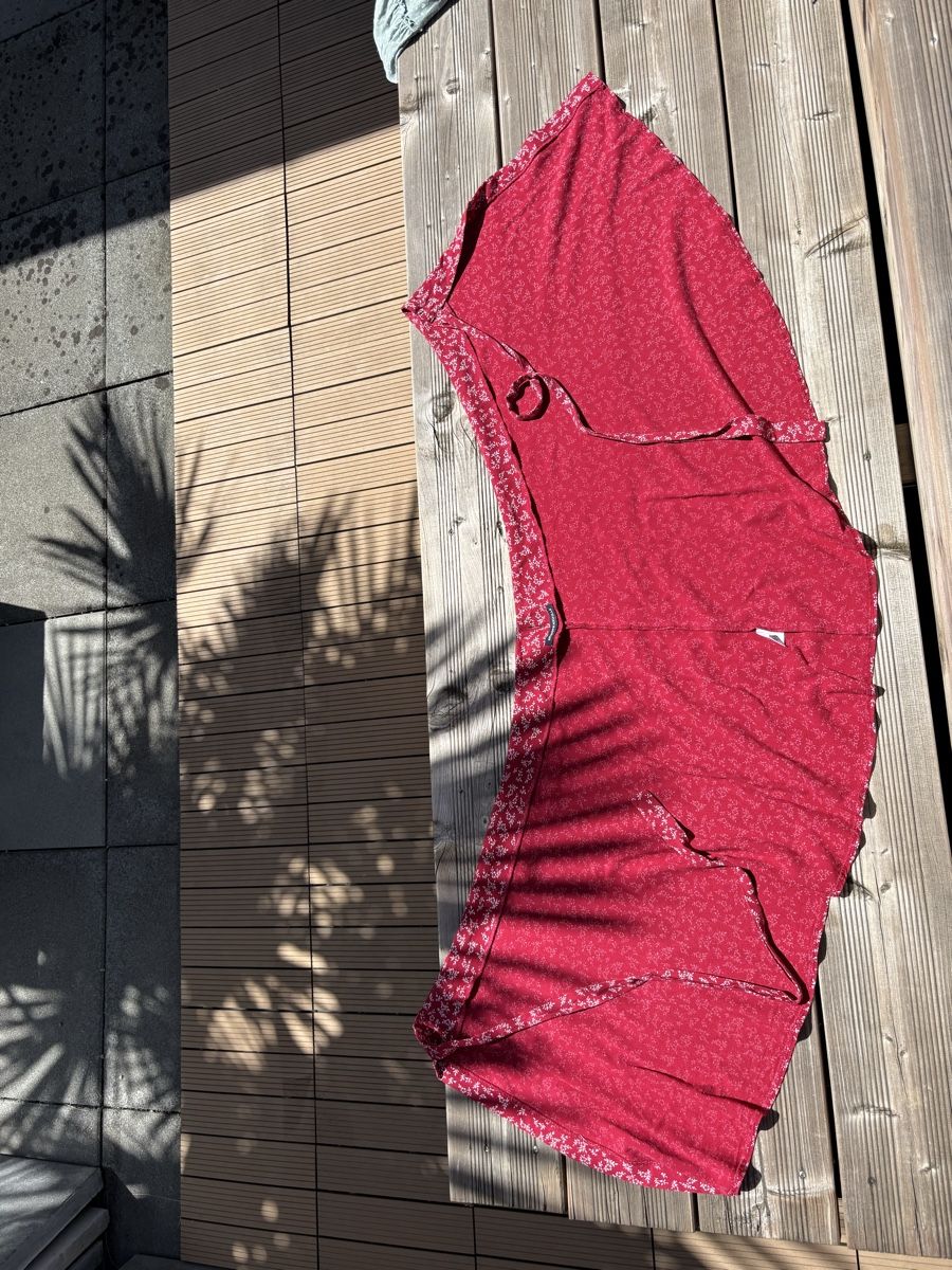 Brandy Melville Gonne: Brandy Melville Rock Rot mit Blumenmuster onesize – Usato da Fehraltorf venduto da lea_9bt5 1
