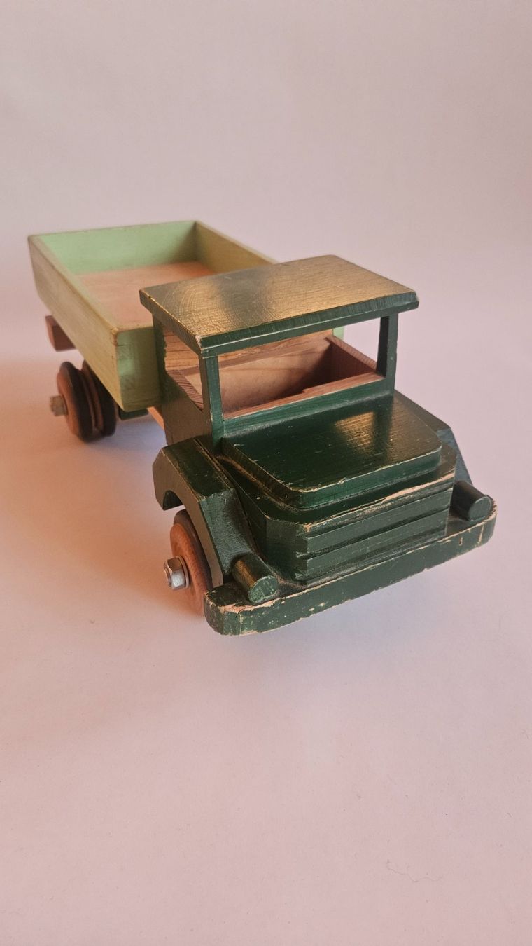 Spielzeuge: Lastwagen grün – Gebraucht aus Wetzikon von SIRIOLIT