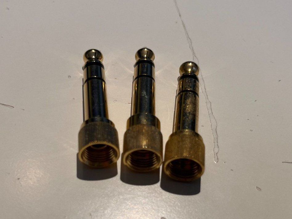 Unità & Adattatore: Adapter Aux > Stereo Jack mit Schraubverschluss – Usato da Bern venduto da PJB