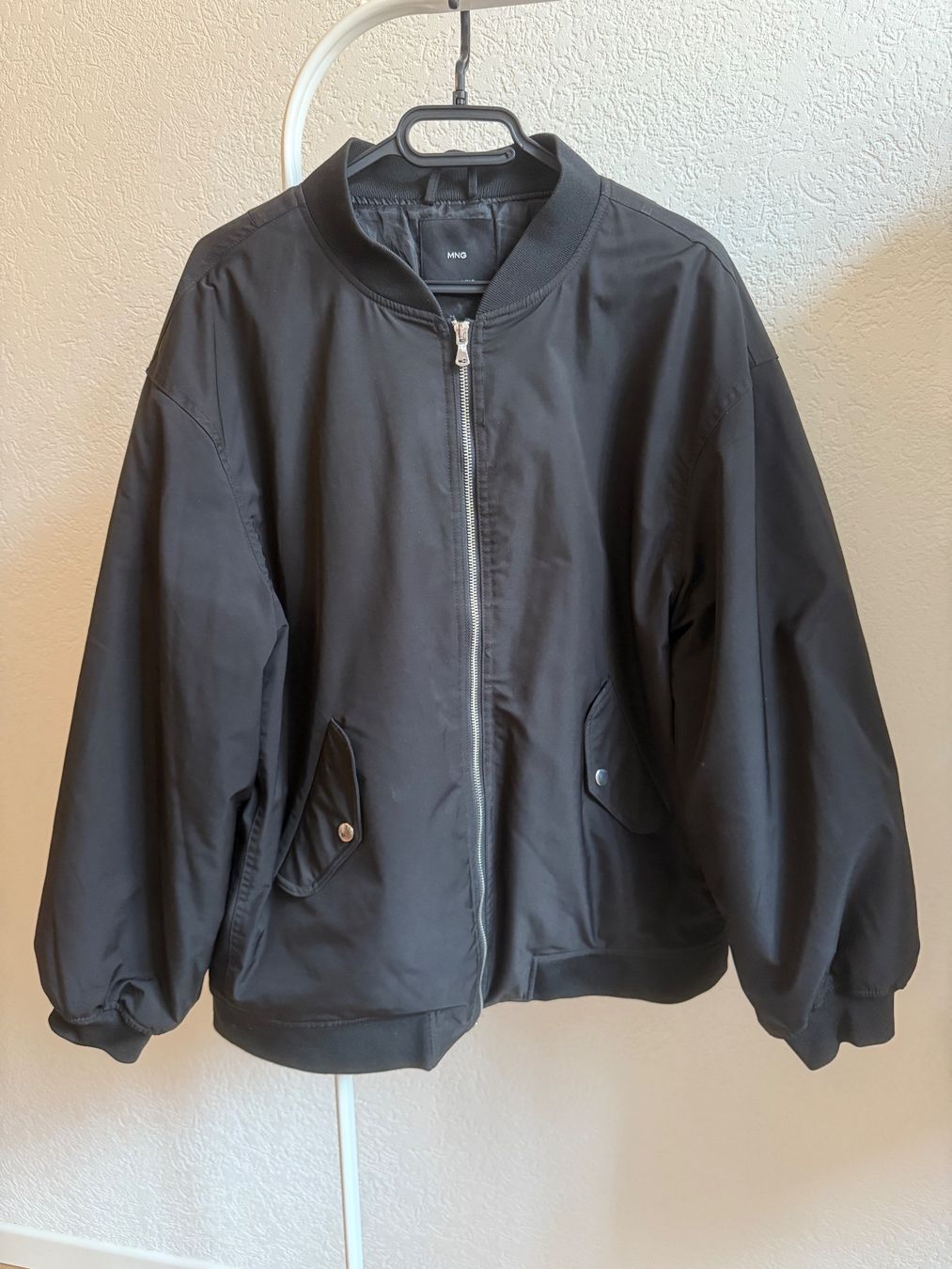 Mango Giacche: Veste bomber oversize noir Mango, t.M/38 – Usato da Tavannes venduto da Thriftshop
