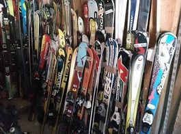 200 paires de skis adultes et enfants à liquider