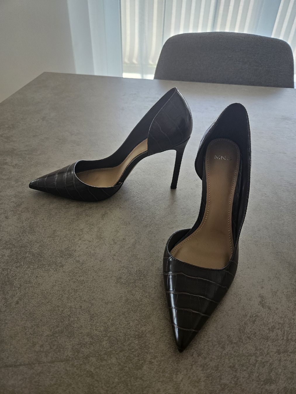 Mango Damenschuhe: Asymmetrischer Schuh mit Krokodil-Effektabsatz – Gebraucht aus Kriens von noe_5hkf 3