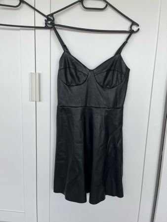 Kunstleder Kleid von Stradivarius / Grösse S