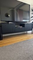 Modernes TV-Lowboard schwarz mit geriffelter Front