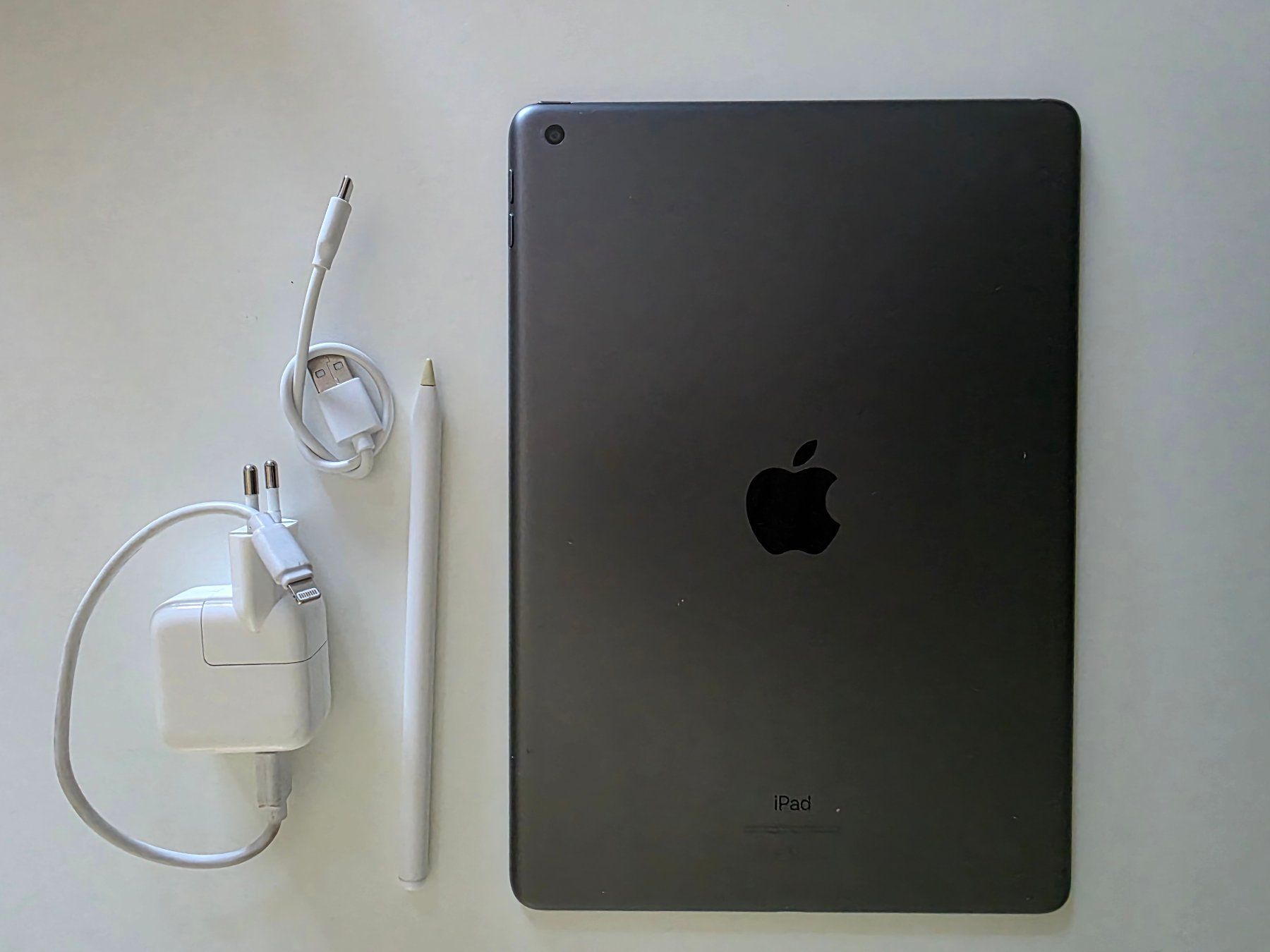 Apple Tablet PC: IPAD 8. Generation inkl. Apple-Pen + Logitech Tastatur/Case – Usato da Matzingen venduto da bobadow 2