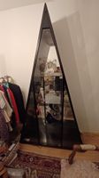 Vitrine dreieckig schwarz mit Glasböden gebrauchter Zustand