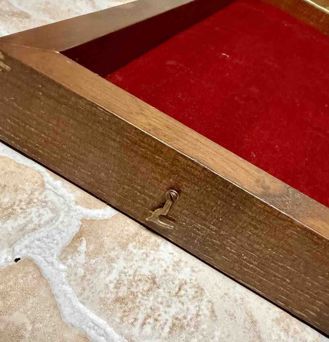 Vitrinen: Holzrahmen Vitrine mit rotem Stoff – Gebraucht aus Fribourg von Fmia 6