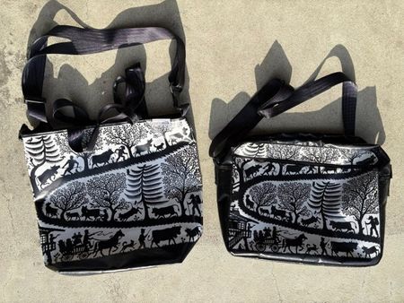 Zwei Taschen Swissmilk mit Alpenmotiv