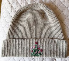 Beige Wollmütze mit handgemachter Stickerei, 80 % Wolle