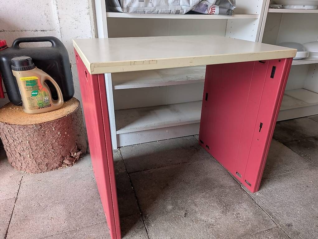 Tavoli: Table d'atelier rouge - blanche 70x50x66cm – Usato da Sonceboz-Sombeval venduto da michael.l