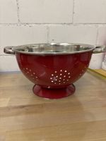 Rotes Küchensieb, Durchschlag mit Fuss, rot