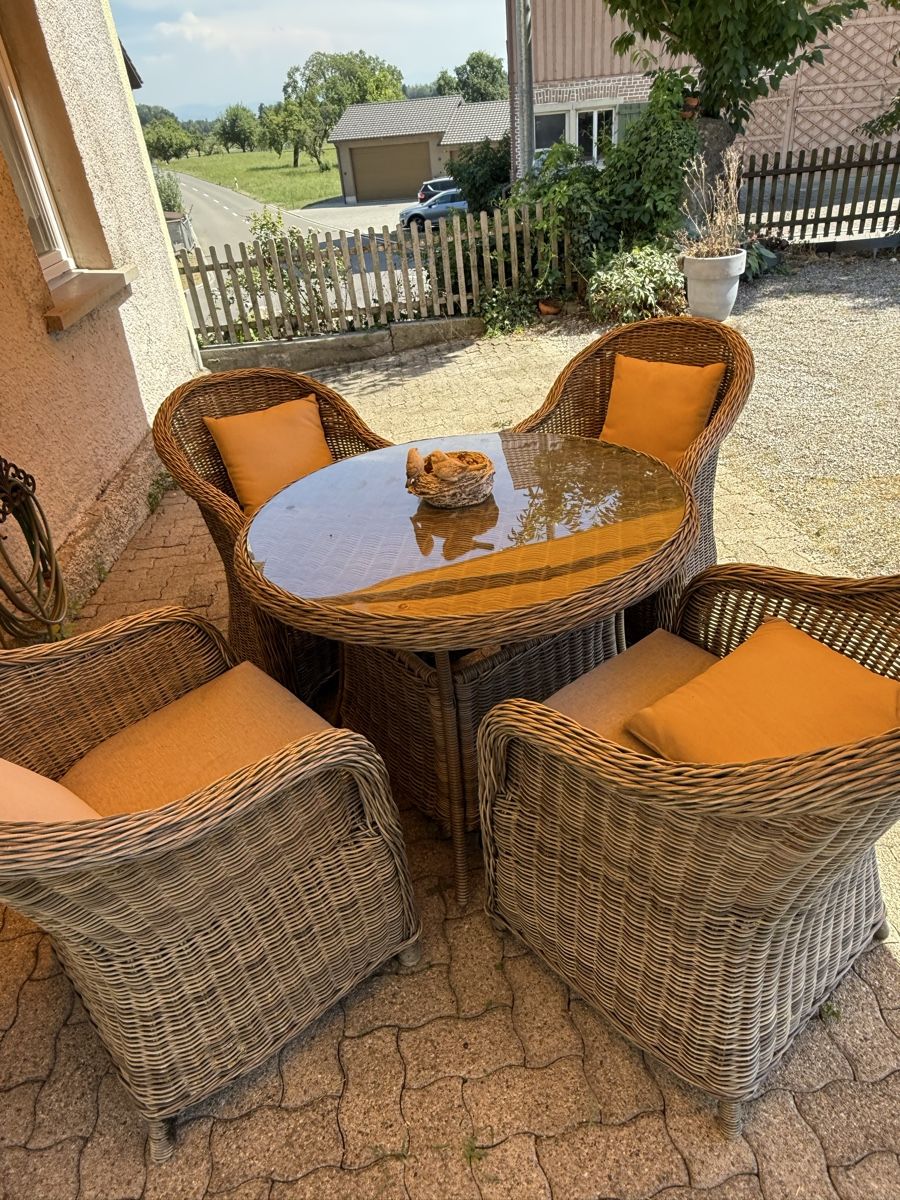 Set di tavolo e panche: Gartentisch mit 4 Stühlen Rattangeflecht Sitzgruppe  – Usato da Graltshausen venduto da Steppinchen
