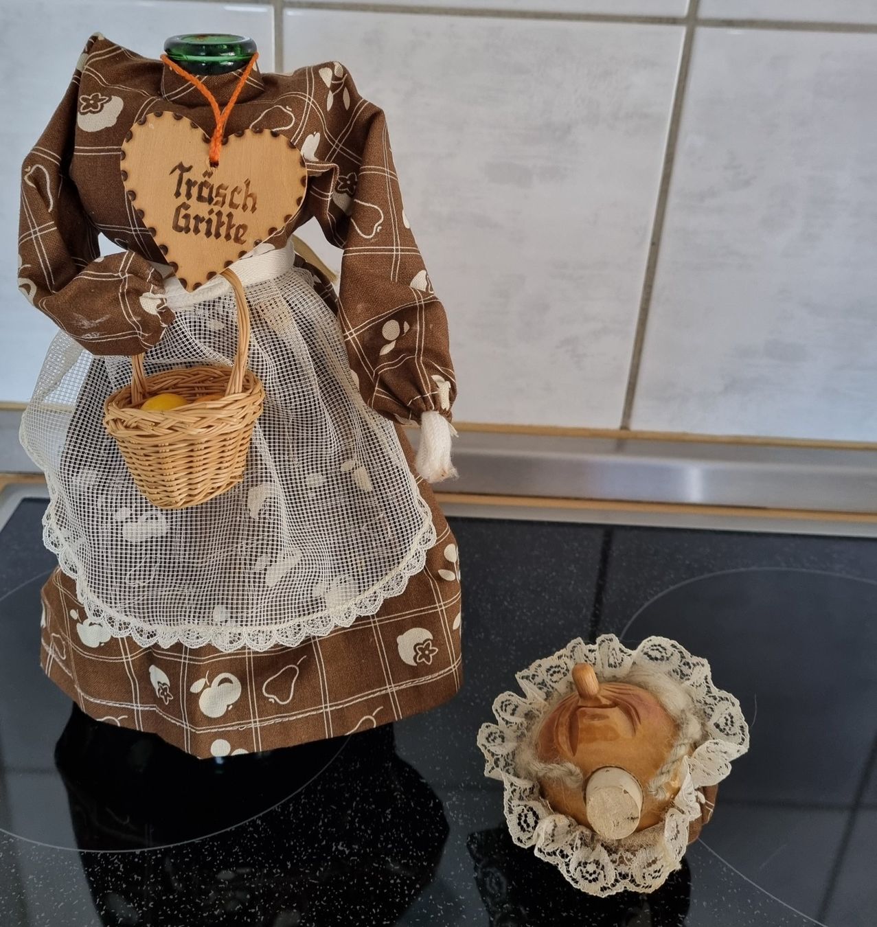 Figuren: Flasche mit spezieller Verkleidung "Träsch-Gritte" – Gebraucht aus Nottwil von Janny77 2