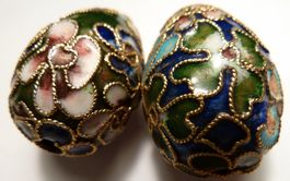 2 SCHÖNE KLEINE CLOISONNÉ EIER,-INPLZIERT GEMACHT