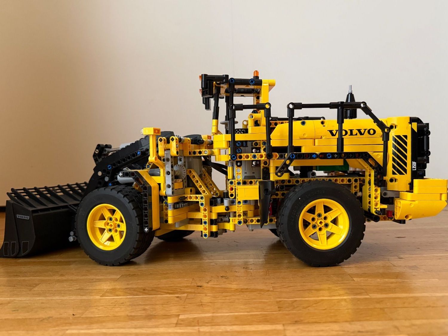 Lego Spielzeuge: Lego Technic 42030 Volvo Radlader – Gebraucht aus Zug von marcosonlineshop 1