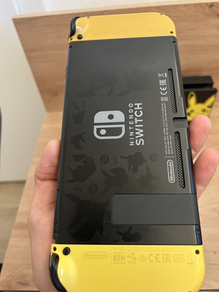 Nintendo Console: Nintendo Switch Pikachu – Usato da Osogna venduto da Emergencychips 3