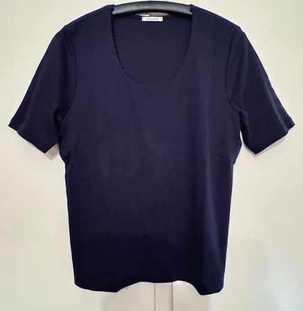 Blaues T-Shirt mit Rundhalsausschnitt mit Ziersteinen