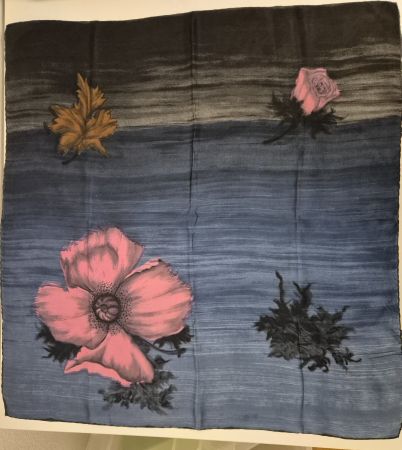 Seidenschal mit Blumenmuster