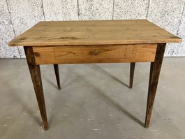 Holztisch aus Tannenholz