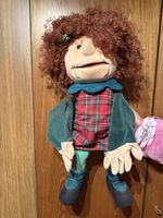 Handpuppe rotkariertes Kleid gruene Jacke roter Lockenkopf