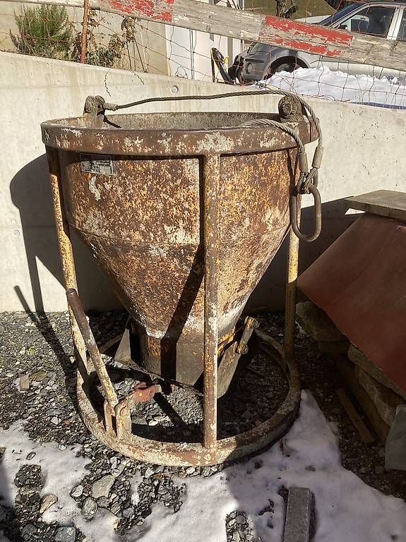 Tutti gli attrezzi: Benna per beton  – Usato da Campo (Blenio) venduto da M.B.95