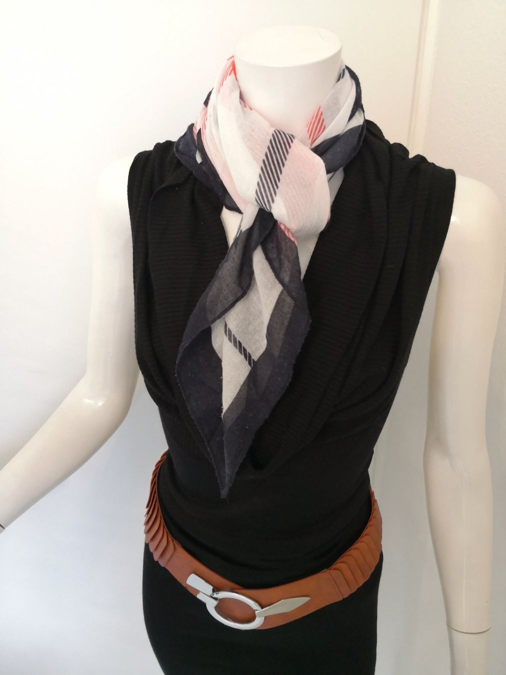 Opus Foulards, Tücher & Schals: 🤩OPUS SCHAL WEISS MIT MUSTER – Gebraucht aus Olten von Naja-Twins-Twins 2