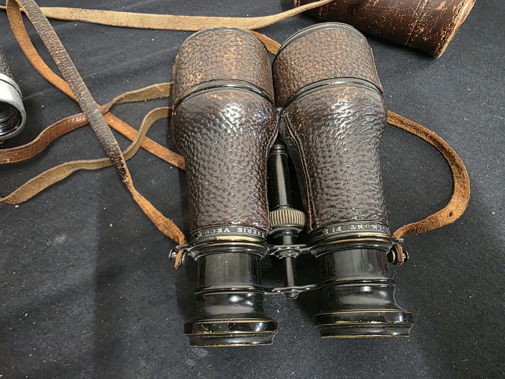 Kern Feldstecher: Vintage Feldstecher/Binoculars mit Ledertasche, Kern – Gebraucht aus Wolfertswil von Antiko 5