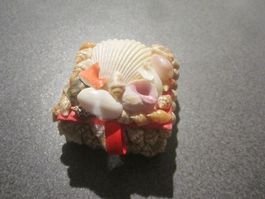 Schachtel mit Muscheln verziert