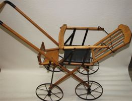Antiker Kleiner Kinderwagen