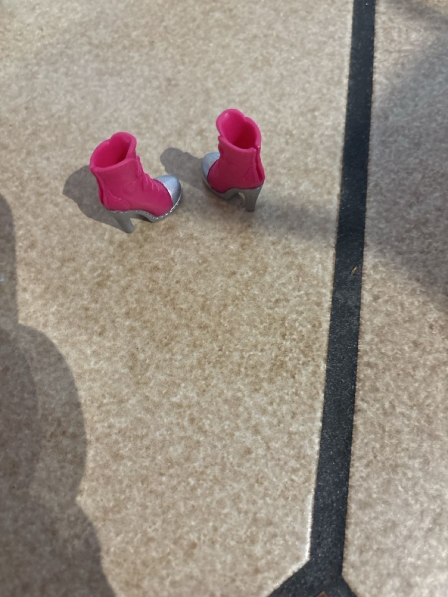 Spielzeuge: Chaussures barbie à talon  – Neu (gemäss Beschreibung) aus Uvrier von lou_dhk8 1