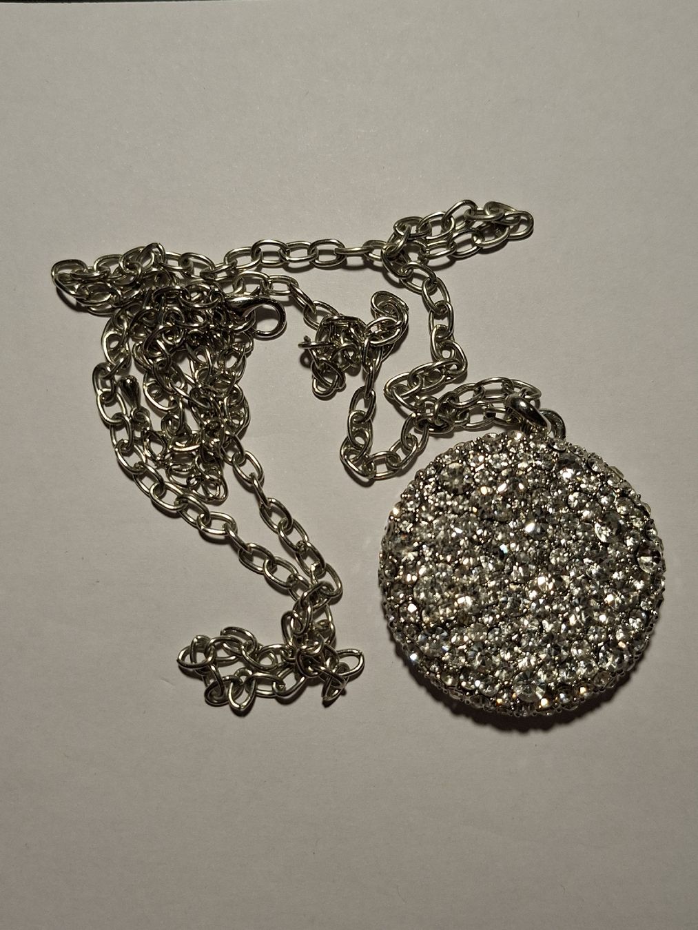 Colliers: Silberfarbene Kette mit glitzerndem Anhänger – D'occasion à St. Gallen par Jawals