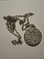 Silberfarbene Kette mit glitzerndem Anhänger