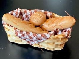 Brotkorb gefüllt für die Puppenstube. Handarbeit.
