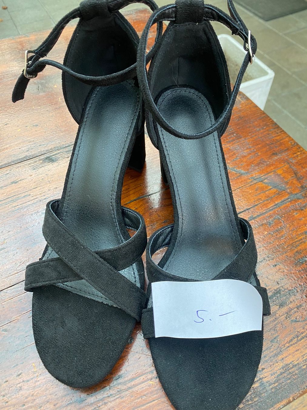 Scarpe da donna: Schwarze Sandaletten Gr. 39 – Nuovo (secondo la descrizione) da Vinelz venduto da Sira810