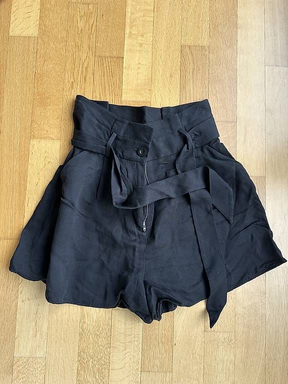 Pantaloni: Schwarze Shorts, EU 38 – Usato da Chur venduto da sim_c9lk 1